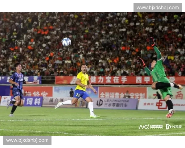 大运会足球赛精彩上演 各国高校顶尖队伍角逐激烈赛事