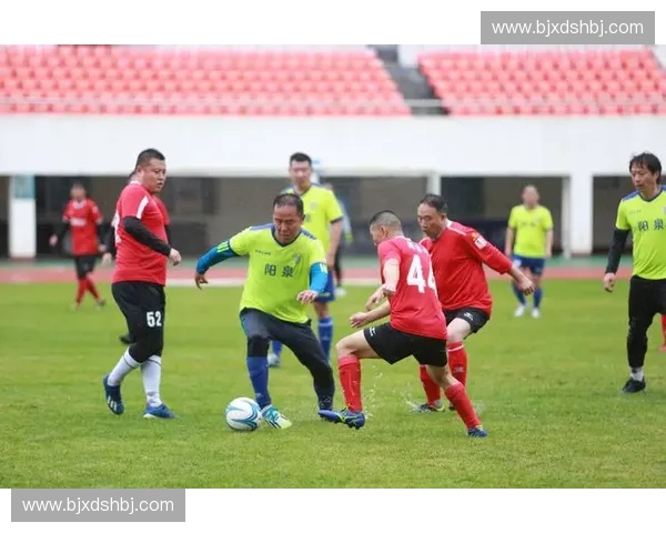 足球比赛中场休息：队员调整战术时刻 球迷期待下半场激烈对抗